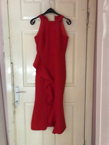 Kırmızı yırtmaçlı elbise??