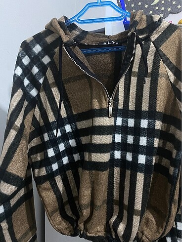 Peluş kapüşonlu önü fermuarlı alttan büzülebilir crop sweat