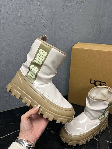 UGG classic mini solar