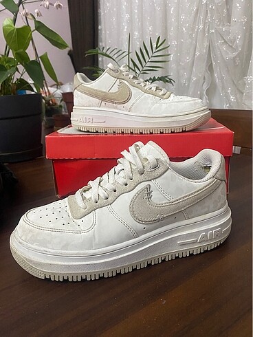 Nike Air Force 1 Luxe