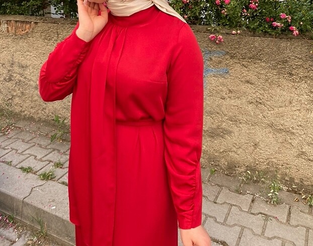 Kırmızı elbise
