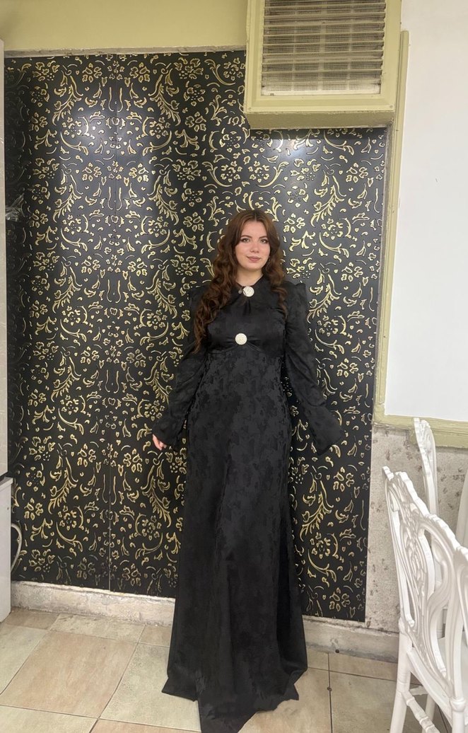 Siyah Kapüşonlu Kürklü Uzun Gotik Elbise - Görsel 2