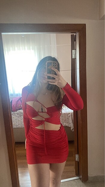 38 Beden kırmızı dekolteli elbise
