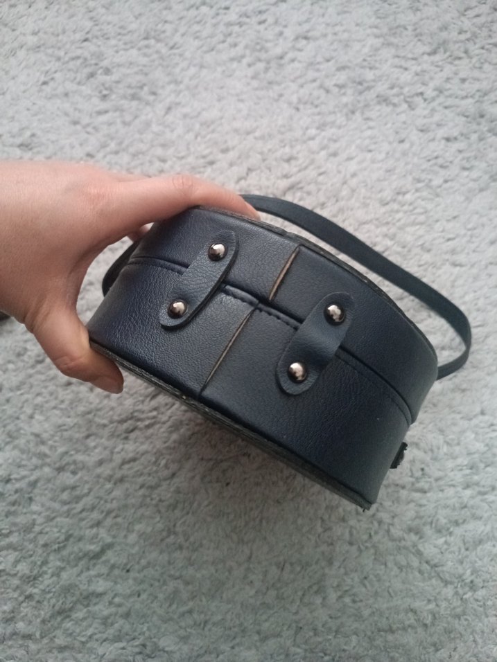 Tokalı Siyah Deri Yuvarlak Kadın Çanta - Görsel 5