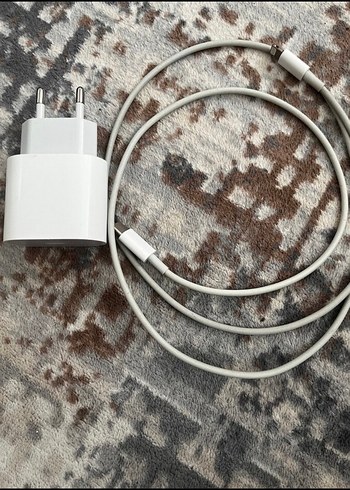 Beyaz Telefon Şarj Adaptörü ve Kablosu