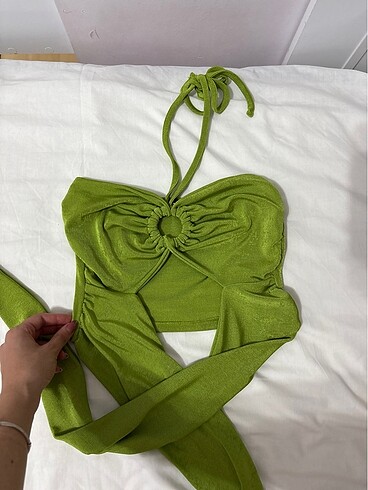 Trendyol & Milla yeşil simli önü bağlamalı boyundan askılı croptop