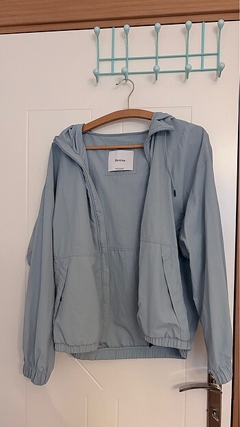 bershka mavi yagmurluk