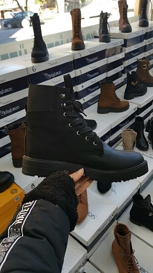 Mango Siyah süet ve deri detaylı kadın bot.