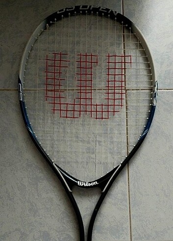Wilson marka tenis raketi...