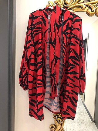 Kırmızı kimono