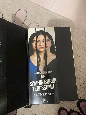  Siyahın Buruk Tebessümü Kitap