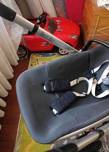 Qunniy bebek arabası markası üstünde yazıyor burada goreemedim