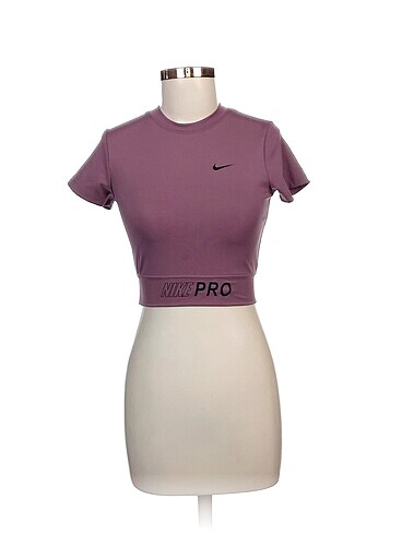 Nike T-shirt %70 İndirimli.