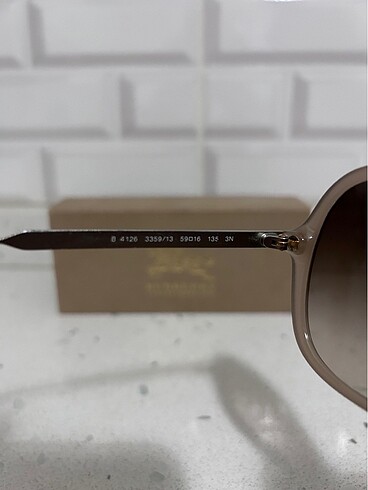  Beden kahverengi Renk Burberry tertemiz ve yenidir. Orijinal ve camlarında çizik yoktu