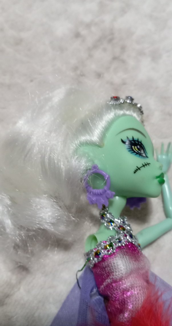 Renkli Elbiseli Yeşil Tenli Monster high karakter... - Görsel 3