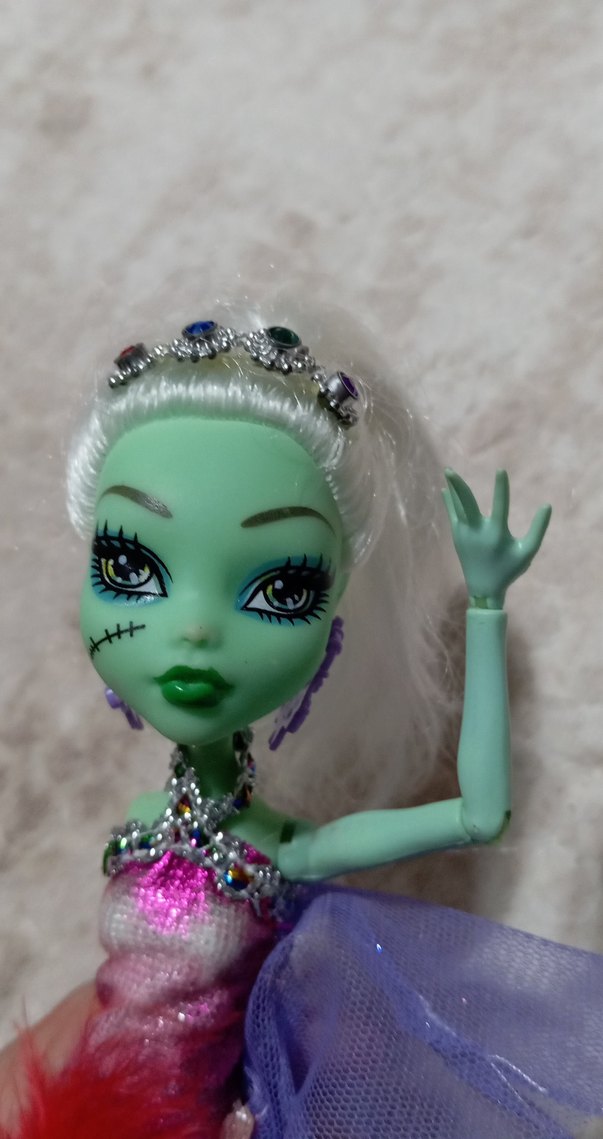 Renkli Elbiseli Yeşil Tenli Monster high karakter... - Görsel 5