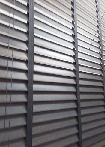 iki adet siyah jaluzi perde - Görsel 8