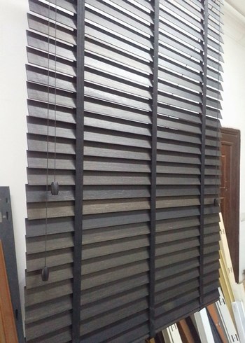 iki adet siyah jaluzi perde - Görsel 3