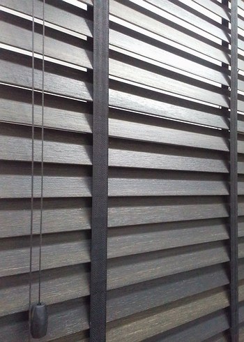 iki adet siyah jaluzi perde - Görsel 4