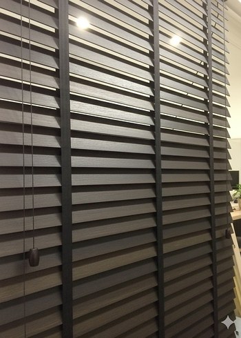 iki adet siyah jaluzi perde - Görsel 7