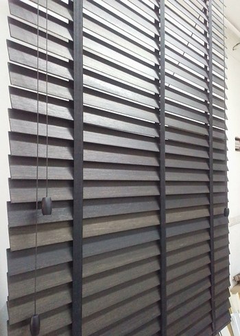 iki adet siyah jaluzi perde - Görsel 2