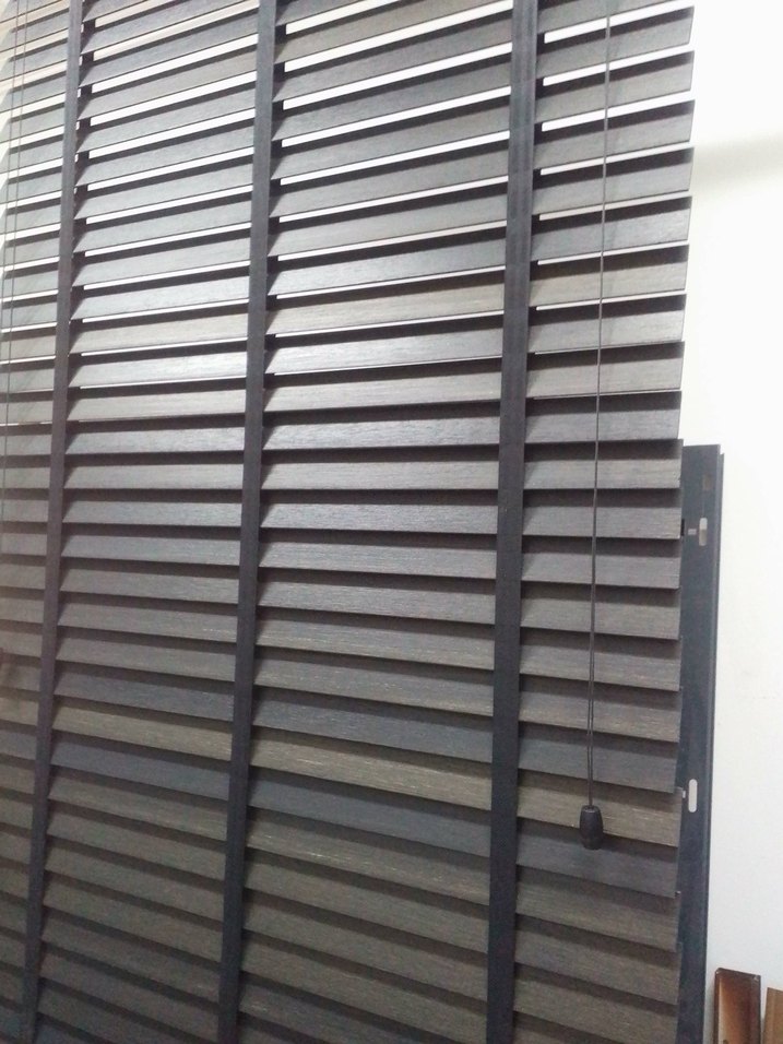 iki adet siyah jaluzi perde - Görsel 5