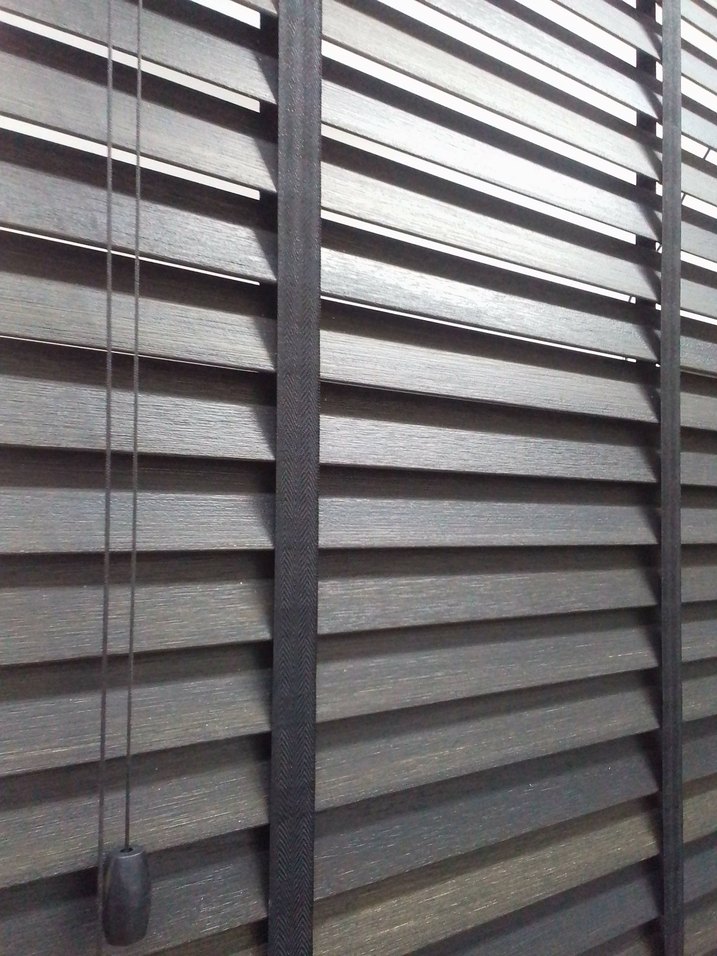 iki adet siyah jaluzi perde - Görsel 4