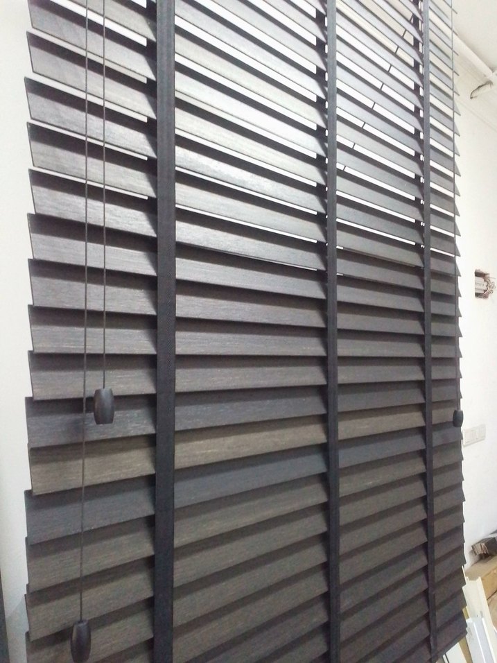 iki adet siyah jaluzi perde - Görsel 2