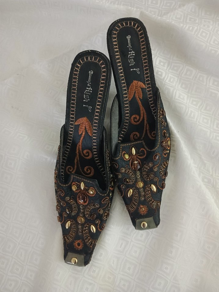 Boncuk ve metal zımba detaylı  sivri burun kadın Terlik - Görsel 2