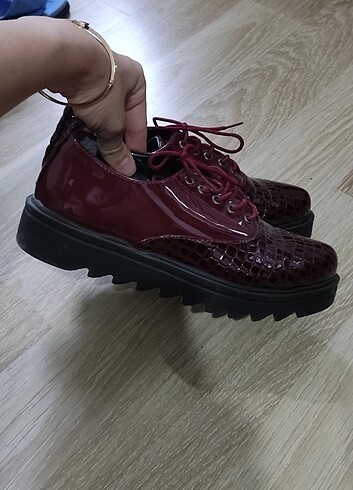 kadin bordo rugan bagcikli ayakkabi