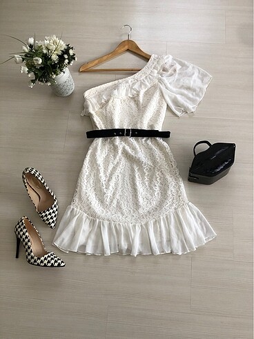 Beyaz dantel elbise
