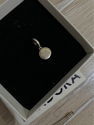 Pandora Pandora charm