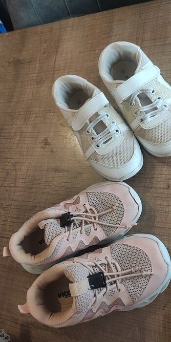 İki çift çocuk spor ayakkabi