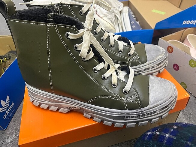Diğer kalın converse bot