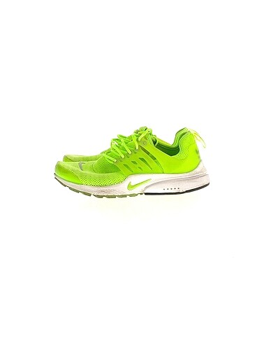 Nike Spor Ayakkabı %70 İndirimli.