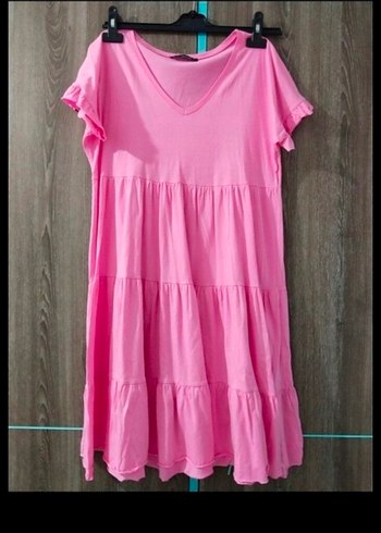 V yaka pembe renk elbise