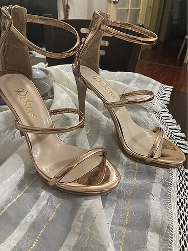 Rose gold bantlı topuklu ayakkabı