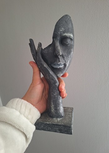 Gri Yüz ve El Figürü - Görsel 7