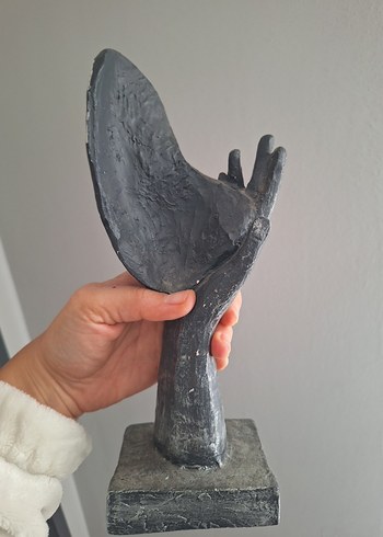 Gri Yüz ve El Figürü - Görsel 4