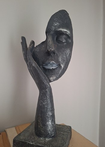 Gri Yüz ve El Figürü - Görsel 2