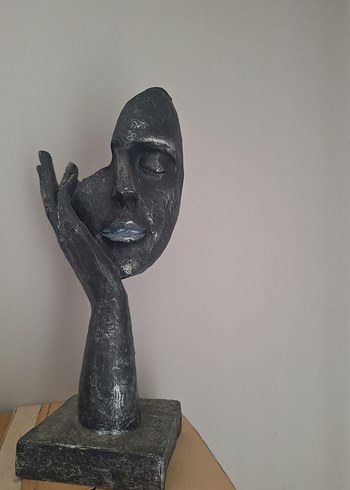 Gri Yüz ve El Figürü - Görsel 6