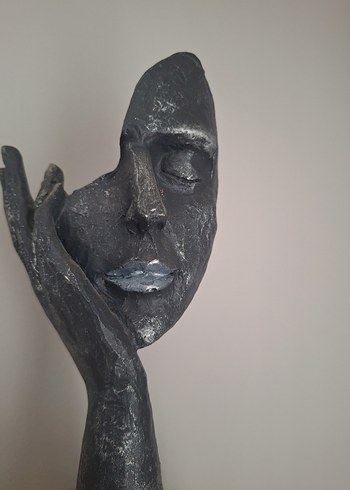 Gri Yüz ve El Figürü - Görsel 5