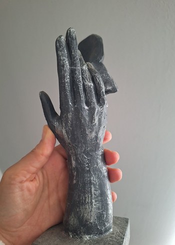 Gri Yüz ve El Figürü - Görsel 8