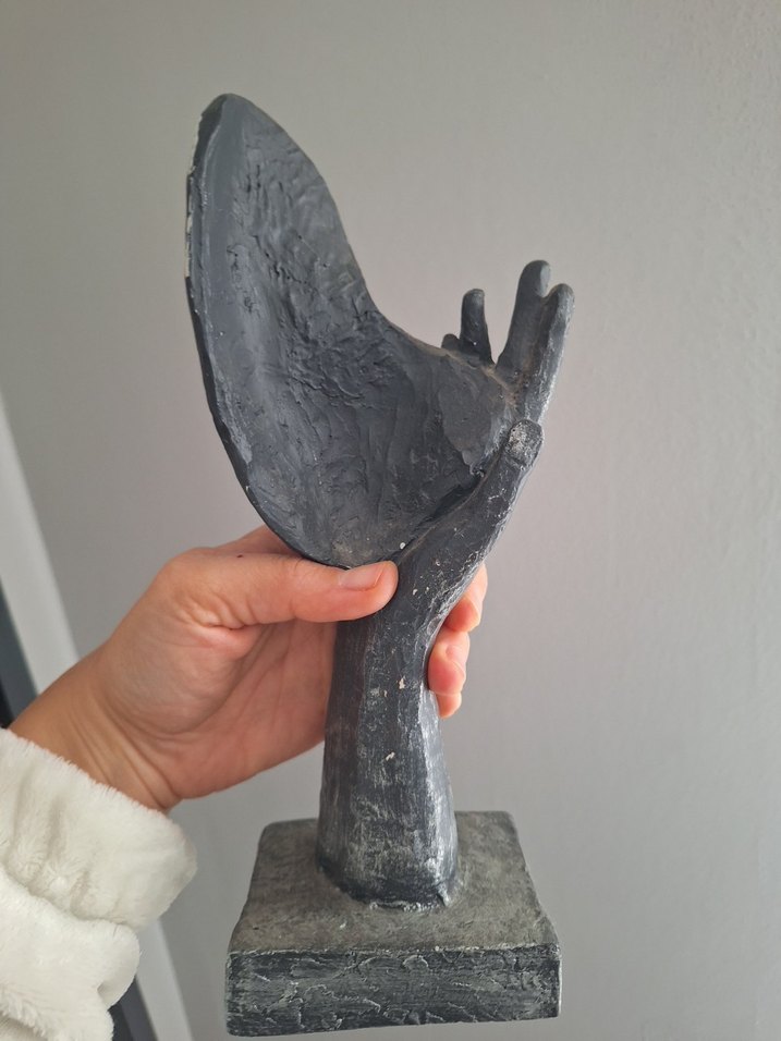 Gri Yüz ve El Figürü - Görsel 4