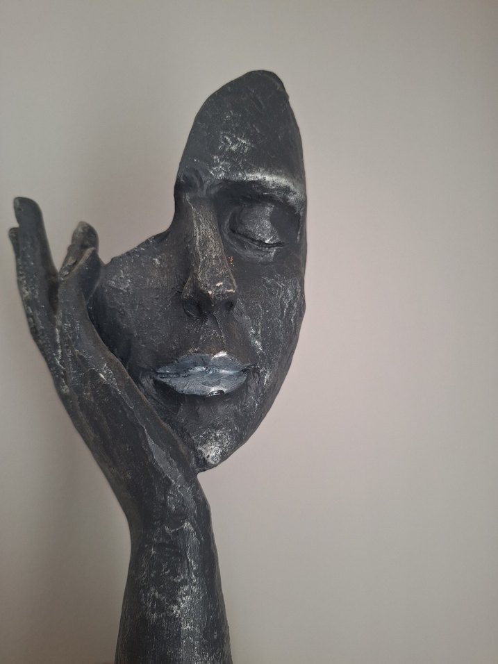 Gri Yüz ve El Figürü - Görsel 5