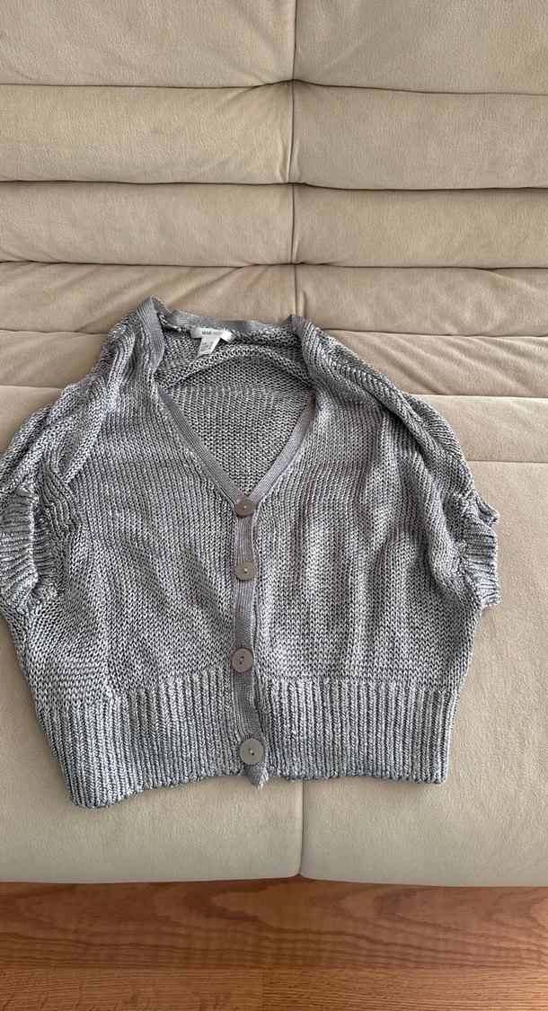 Gri V Yaka Kısa Örgü Kadın Kazak - Görsel 3