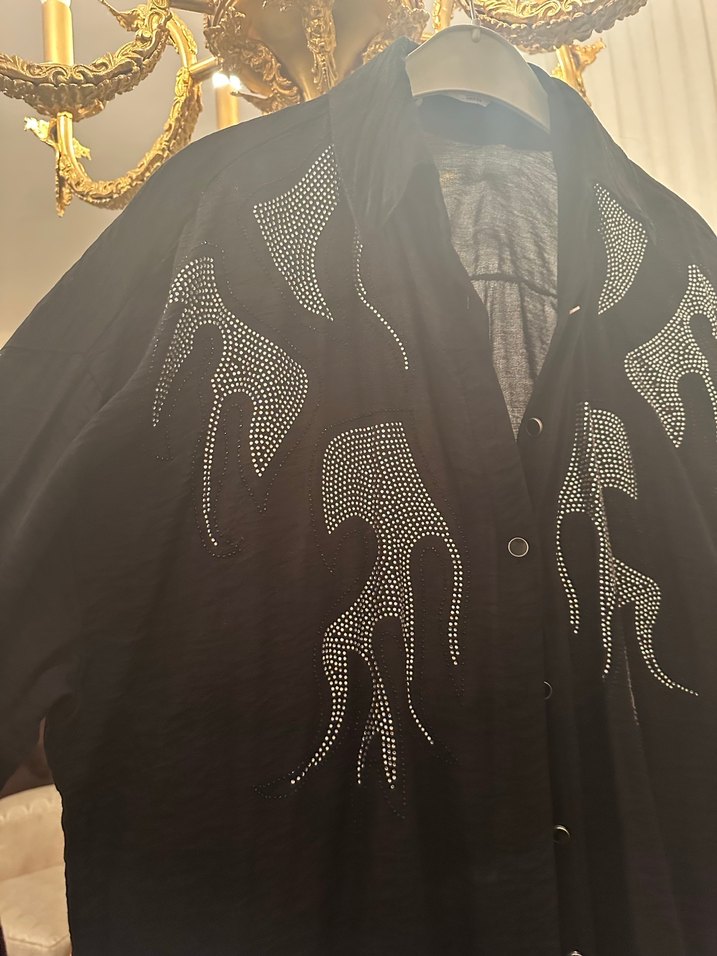 Taşlı siyah gömlek - Görsel 3