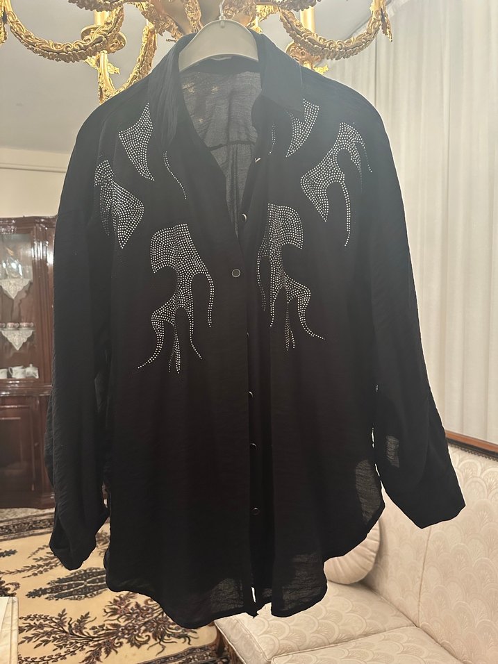 Taşlı siyah gömlek - Görsel 2
