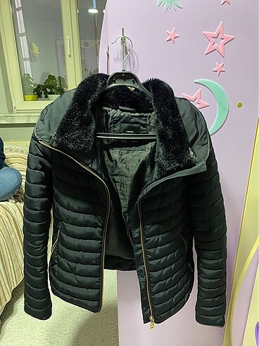 Zara Mont