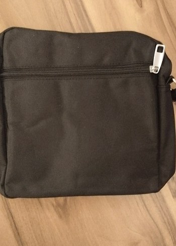 CAT Siyah Fermuarlı Erkek Omuz Çantası - Görsel 3